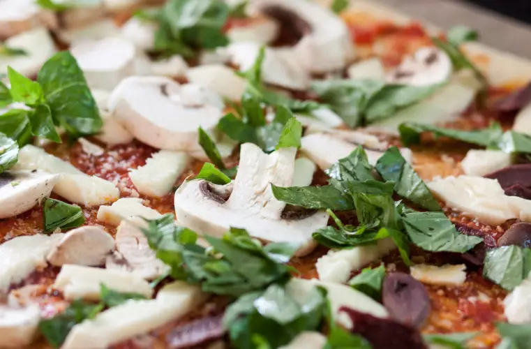 spinach mushroom pizza